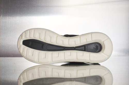 adidas Tubular Runner – Core Black / Carbon / Vintage White