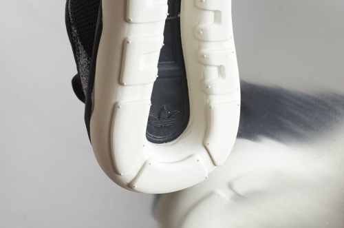 adidas Tubular Runner – Core Black / Carbon / Vintage White